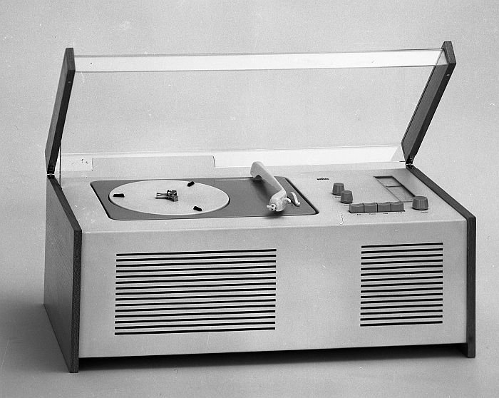 SK 4 „Schneewittchensarg“ radio/record player by Hans Gugelot and Dieter Rams for Braun ( Photo: Wolfgang Siol, © and courtesy HfG-Archiv/Museum Ulm)