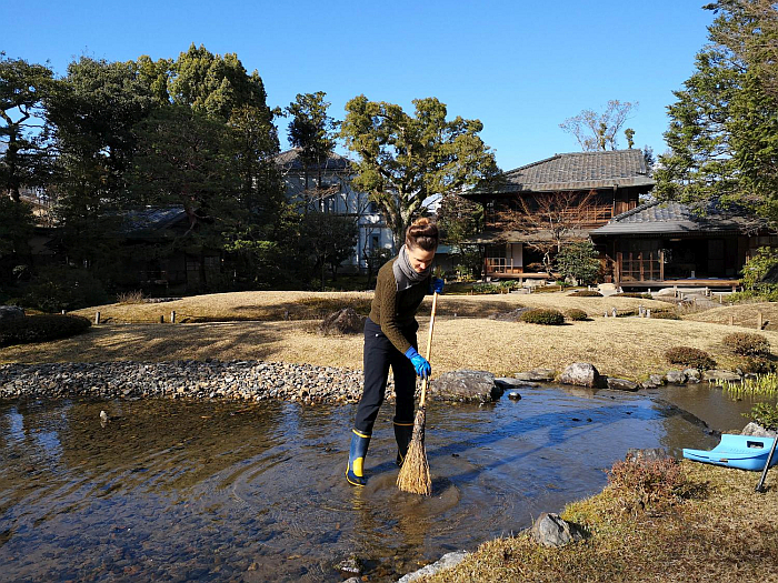 Cleaning Murin-an garden, Kyoto (photo © and courtesy Studio B Severin)