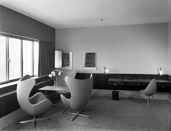 The Egg and Drop chair by Arne Jacobsen in la chambre d’hôtel moderne Copenhagen (photo © Jørgen Strüwing, courtesy Fritz Hansen)