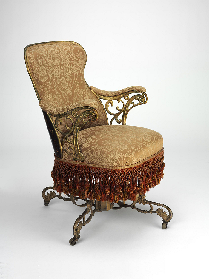 A Centripetal Spring Chair by Thomas E. Warren for the American Chair with armrests and a quadratic backrest (Image © and courtesy Victoria and Albert Museum, London)