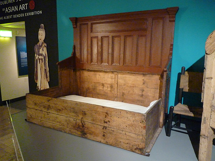 A large Settle Bed as seen in the National Museum of Ireland, Dublin (Photo Damian Entwistle via flickr.com CC BY-NC 2.0)