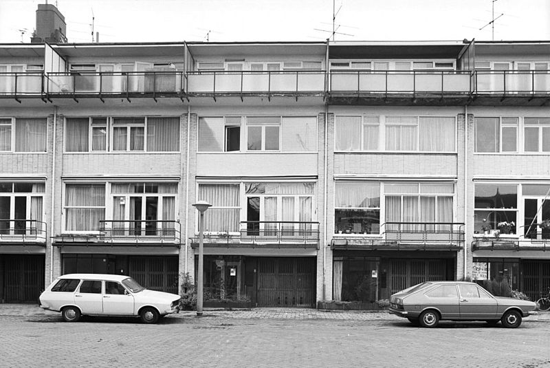 Drive-in houses in Anthonie van Dijckstraat, Amsterdam by Stam-Beese, Stam, van Tijen and Maaskant from 1936, one of the few projects realised by Stam on his return from the Soviet Union (photo courtesy Rijksdienst voor het Cultureel Erfgoed via commons.wikimedia.org)