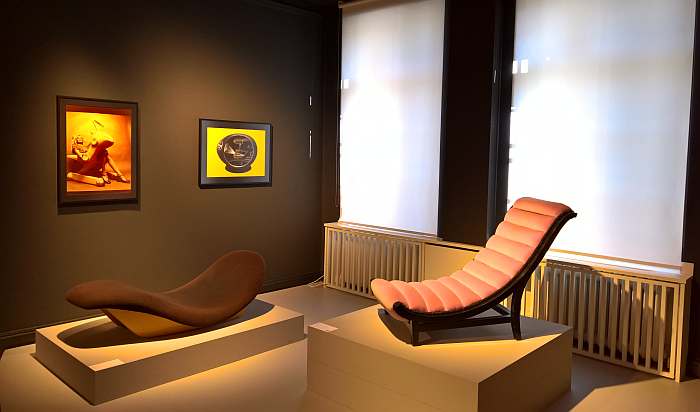 Upholstered lounger by Paul Iribe from 1913 (r) and one from Luigi Colani from 1970 (l), as seen at Luigi Colani and Art Nouveau, Bröhan-Museum, Berlin