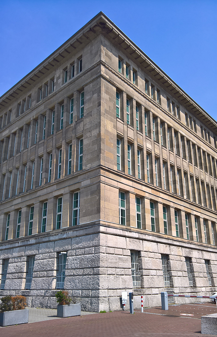 Mannesmann-Haus, Düsseldorf by Peter Behrens 