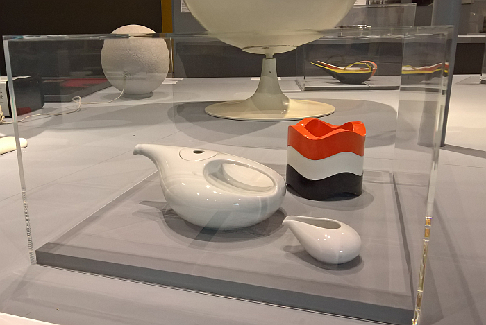 A West - West comparison: the teapot and creamer Drop by Luigi Colani (l) and the Ulmer Welle ashtray by Walter Zeischegg. And in the background the East German Gondel watering can by Klaus Kunis, as seen at German Design 1949–1989. Two Countries, One History, Vitra Design Museum, Weil am Rhein