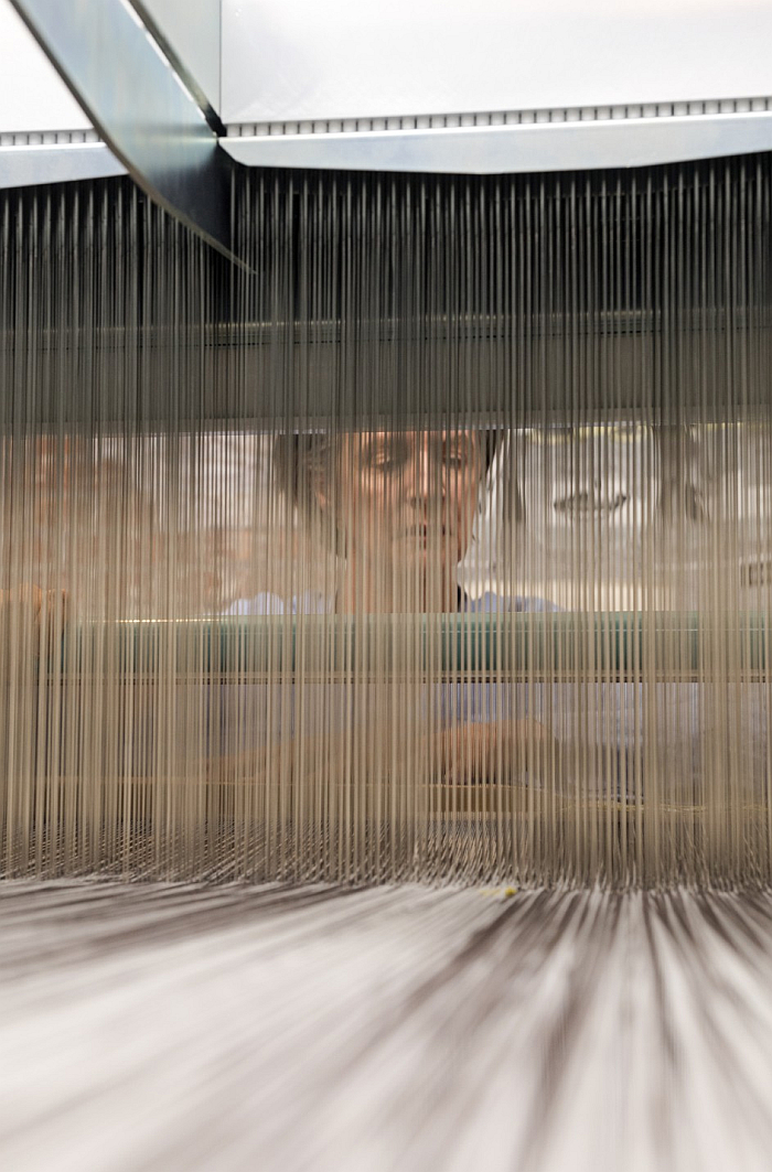 Hella Jongerius. Weaving. (Photo Roel van Tour © Hella Jongerius, courtesy Lafayette Anticipations and Gropius Bau Berlin)