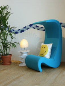 We know their favourite colour...... Enjoying the Amoebe Highback by Verner Panton for Vitra