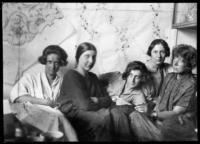 Charlotte Billwiller, Mathilde Flögl, Susi Singer, Marianne Leisching and Maria Likarz, in ca 1924, just 5 of the Women Artists of the Wiener Werkstätte (Photo © and courtesy MAK - Museum für angewandte Kunst Vienna)