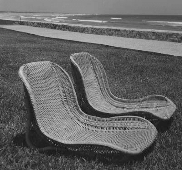 A beach/garden chair by Clara Porset for the Pierre Marqués Hotel, Acapulco .... and the purest of joys (photo commons.wikimedia.org CC BY-SA 4.0, courtesy Archivo Clara Porset Dumas)