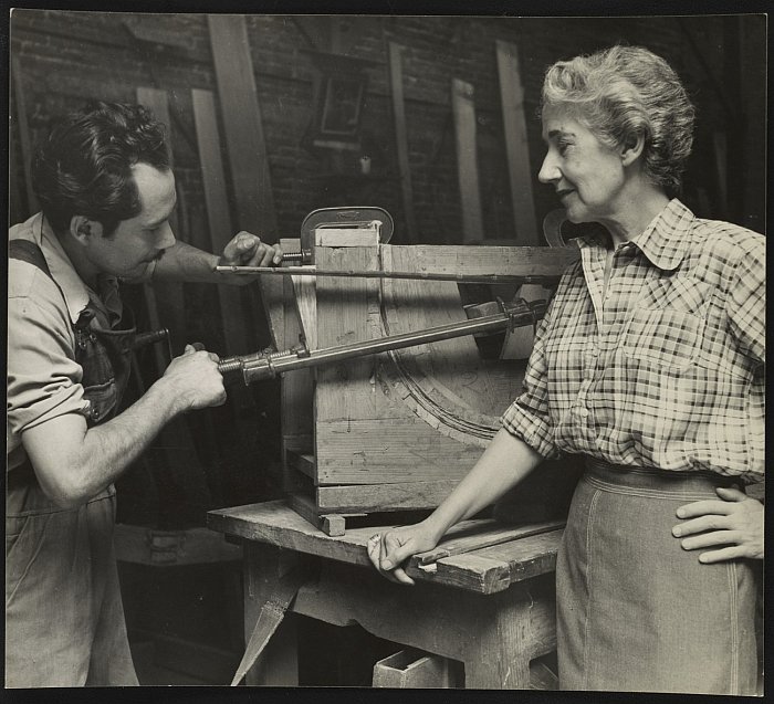 Clara Porset and Alfonso Rojas moulding plywood chair backs (Photo courtesy Esther McCoy papers, Archives of American Art, Smithsonian Institution)