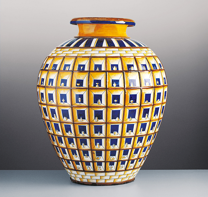 Vase by Gio Ponti for Richard-Ginori from the "Prospettica" series, 1925 (Photo © Gio Ponti Archives/Salvatore Licitra, courtesy Taschen Verlag)