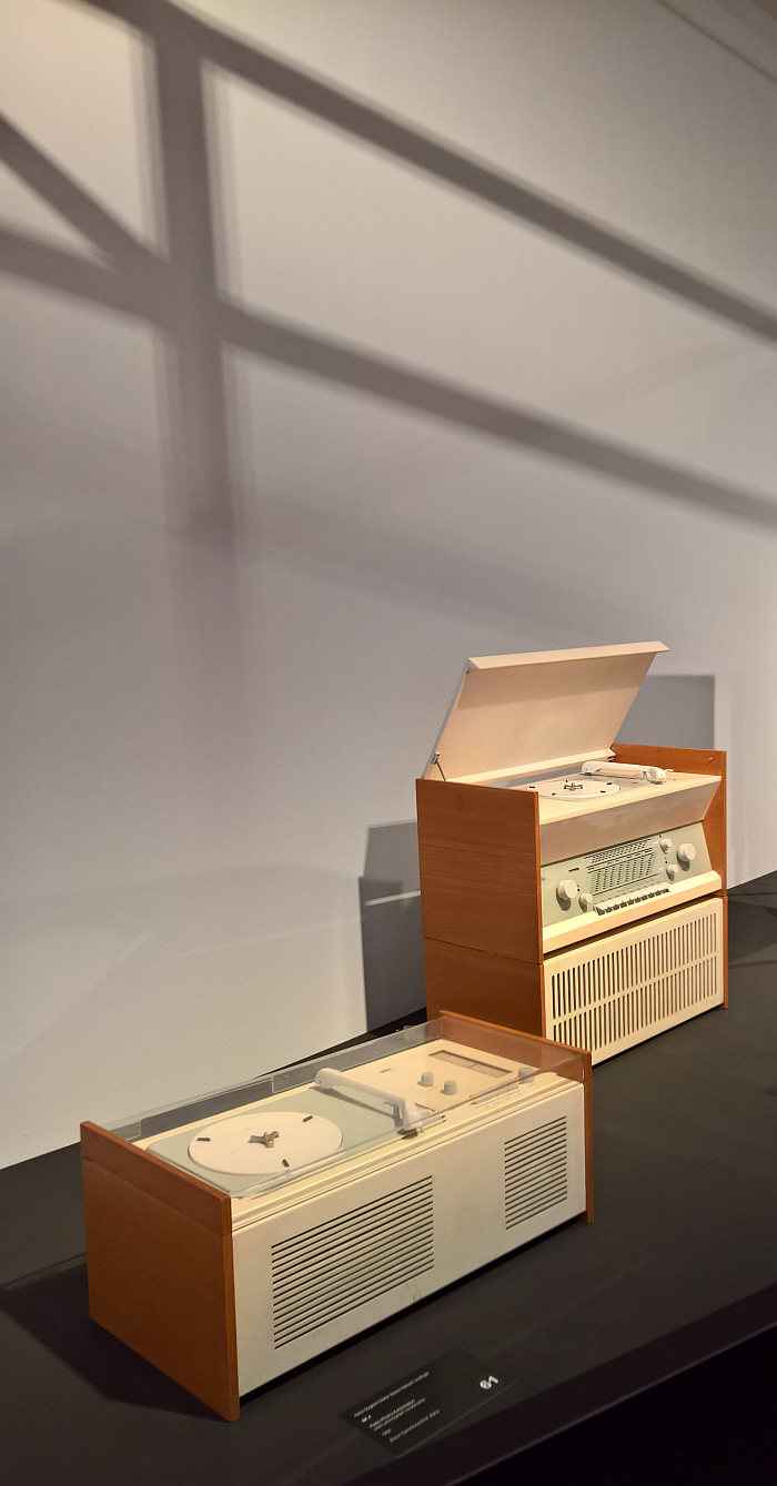 SK 4 by Hans Gugelot/ HfG Ulm & Fritz Eichler/Dieter Rams (l) and Atelier 1 by Dieter Rams (r), as seen at Braun 100, Bröhan-Museum, Berlin