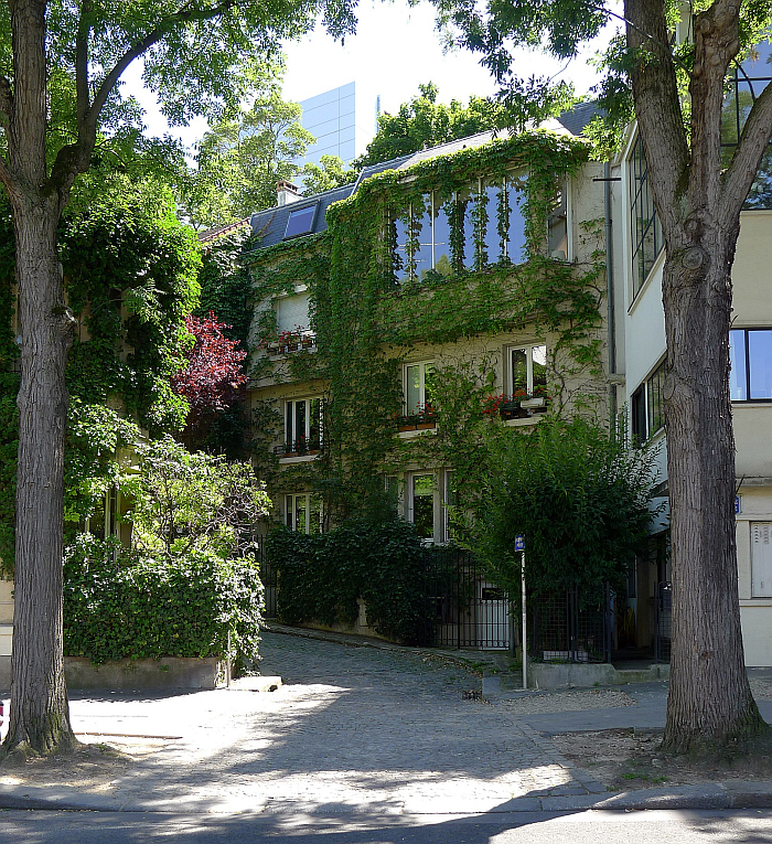 Not directly associated with Amédée Ozenfant but being as it is the house next door to the house/studio designed by Le Corbusier for Amédée Ozenfant in Paris in 1922, is a nice metaphor of the dearth of images of Amédée Ozenfant and/or his work available: it's the next best thing. Also beacuse it very neatly mirrors Amédée Ozenfant's 1937 views on white paint, ivy and virginia creepers....... (photo by Mbzt via commons.wikimedia.org CC BY 3.0)