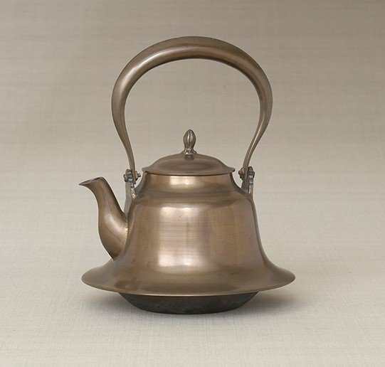 Habiro Iron Kettle, Yamagata Prefecture, c. 1934, part of 100 Years of Mingei. The Folk Crafts Movement at National Museum of Modern Art, Tokyo (photo © and courtesy National Museum of Modern Art, Tokyo)