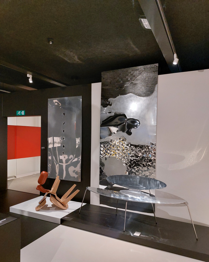 One foot in the Grave by Cécile B. Evans (l) and Megamyren by Thomas Krause & Philip Bro Ludvigsen (r), as seen at The Magic of Form - Design and Art, Kunsten Museum of Modern Art, Aalborg