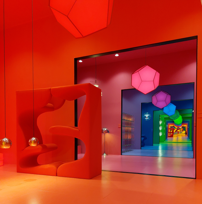 Living Tower (1968/69) in the recreation of the 1998 exhibition Light and Colour, as seen at Verner Panton – Colouring a New World, Trapholt, Kolding