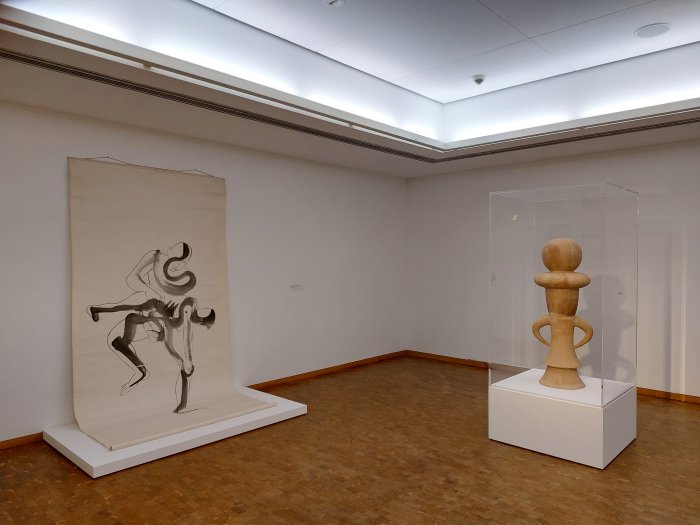 Peking Brush Drawing (l) and The Queen (r) by Isamu Noguchi, as seen at Isa­mu Noguchi, Muse­um Lud­wig, Cologne