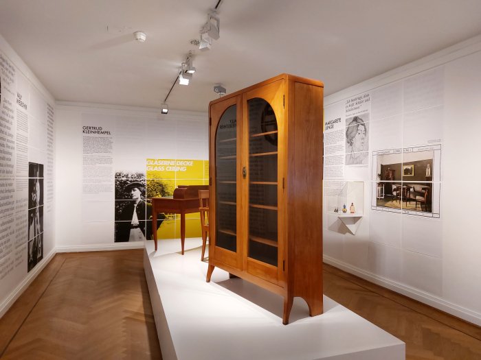 A bookcase by Gertrud Kleinhempel and other works by Kleinhempel and Margarete Junge, as seen at Regard! Art and Design by Women 1880–1940, Bröhan Museum, Berlin