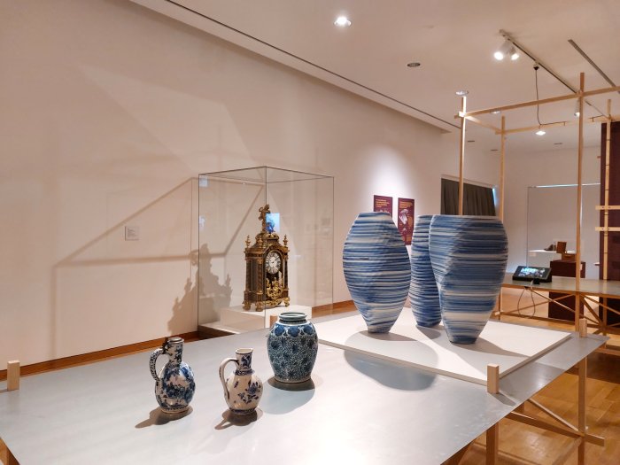 3D printed vases by Olivier van Herpt (r) and three faience works from the 17th & 19th centuries (l), as seen at Craft as Myth. Between Ideal and Real Life, Museum Angewandte Kunst, Frankfurt 