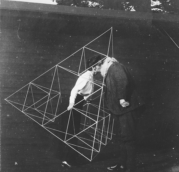 Alexander Graham Bell, Mabel Bell and a tetrahedral kite, part of Technoscape. The architecture of engineers, MAXXI, Rome (photo via Library of Congress LC-DIG-ds-06863)