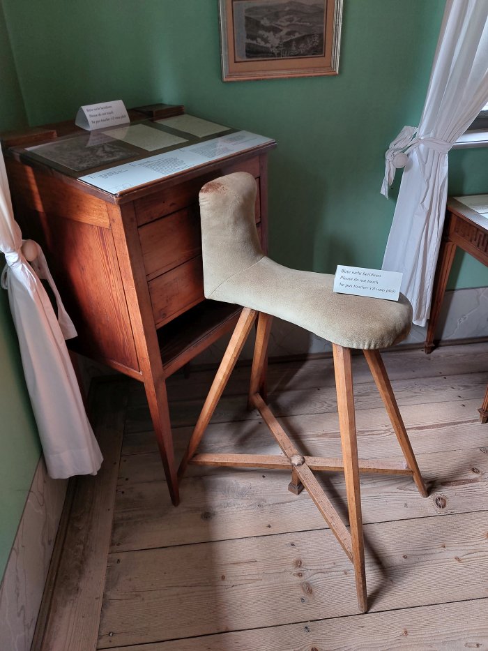 The standing height perch, donkey, in Goethe's Gartenhaus Weimar, next to a raised lectern desk. But was it Goethe's and did he design it? The sitting height is approx. 80 - 85 cm.