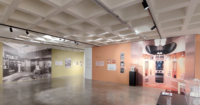 The Vienna shopping experience as envisaged by Adolf Loos (l) and Hans Hollein (r), as seen at On Display. Designing the shop experience, Design Museum Brussels