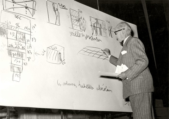 Le Corbusier illustrates his lecture "Proportions et temps modernes" Milano 28th September 1951, part of The Modulor - Measure and Proportion, Pavillon Le Corbusier, Zürich (Photo Fondation Le Corbusier, Paris courtesy Museum für Gestaltung, Zürich)