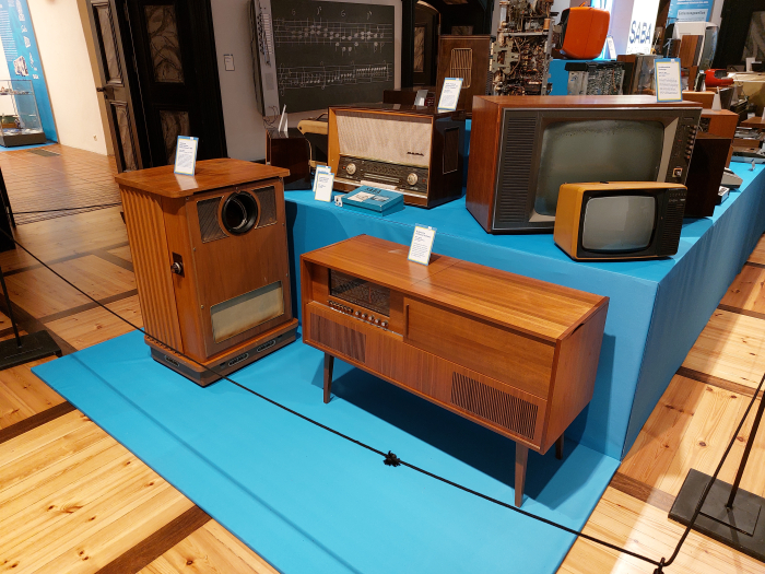 A Schauinsland projector (l) and a Feldberg 16 stero cabinet (r), as seen at Mythos SABA – Memories of a Global Company, Franziskanermuseum, Villingen-Schwenningen