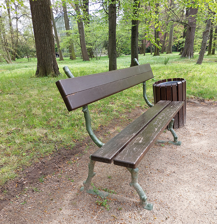 An alternative take on inspiration from nature as demonstrated by a bench in the Schloss Pillnitz garden, and which, yes, is relatively kitschy but does also, we'd argue, echo the sort of rustic look that the 17th century Forrest Chairs, those, in all probability, early Windsors would have had, and so kitschy but informative......