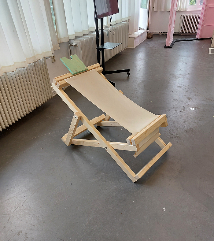 Ullis Liegestuhl by "Ulli", one of the results of the project Probesitzen am Hansaplatz by Irini Schwab, as seen at the Hochschule für Bildende Künste Hamburg Graduate Show 2023: Unfinished Business