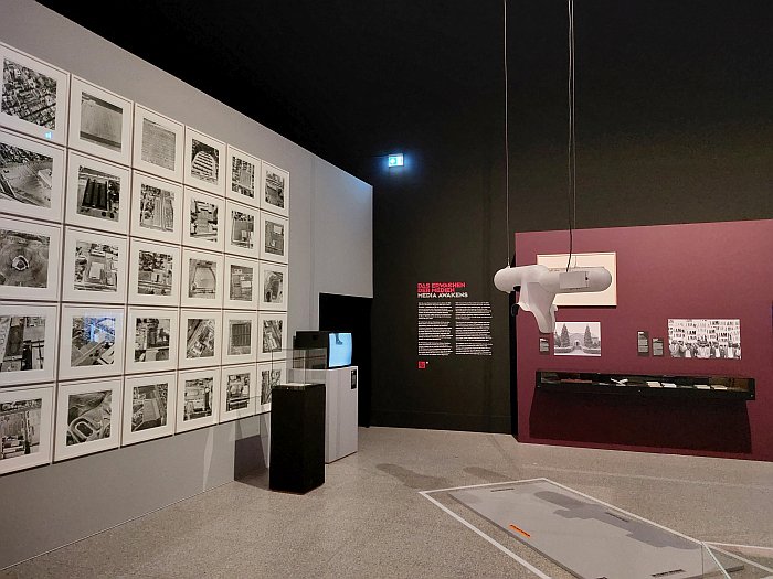 Ed Ruscha's Parking Lots (l) and Walter Pichler's TV-Helmet, as seen at Everything at Once. Postmodernity 1967-1992, Bundeskunsthalle, Bonn