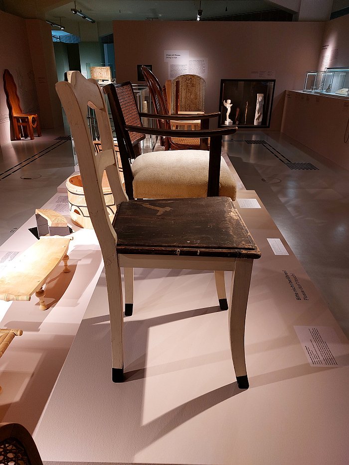 A 1920s wooden chair attributed to Walter Ulbricht with a fascinating leg design, as seen at Home Sweet Home. The Archaeology of Domestic Life, SMAC - Staatliches Museum für Archäologie Chemnitz