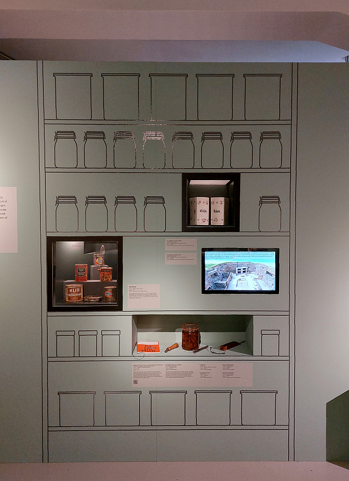 A photo of the shelving system at Skara Brae, Orkney, alongside reflections on food storage and conservation, as seen at Home Sweet Home. The Archaeology of Domestic Life, SMAC - Staatliches Museum für Archäologie Chemnitz