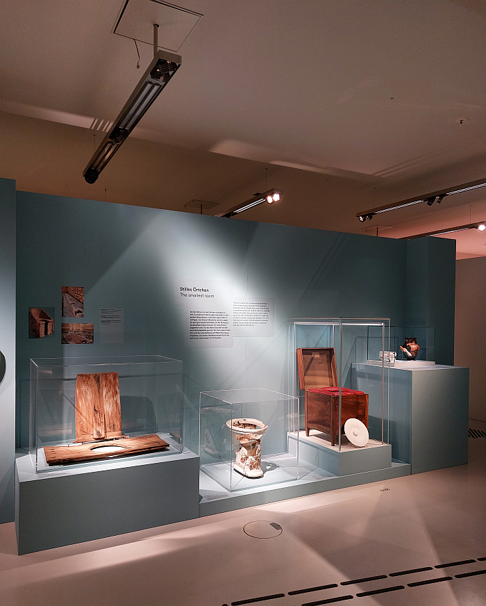 A discussion on toilets, as seen at Home Sweet Home. The Archaeology of Domestic Life, SMAC - Staatliches Museum für Archäologie Chemnitz