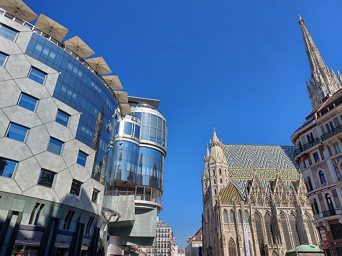 Haas Haus by Hans Hollein in dialogue with Stephansdom by Anton Pilgram