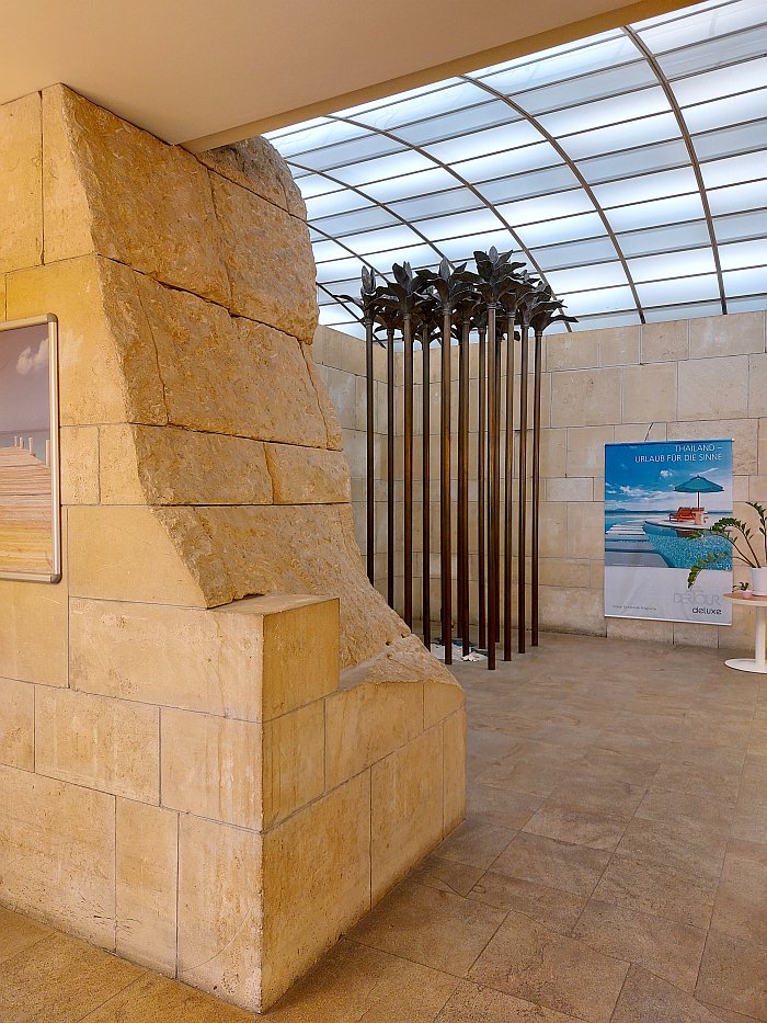 An original Vienesse oasis by HAns Hollein in the former Österreichisches Verkehrsbüro city centre store.The ruined wall is also by Hollein.