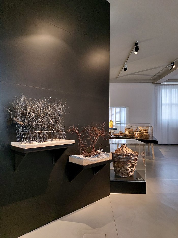 Models of Haus der Zukunft by Office for Living Architecture, OLA (l) and an Indian living root bridge (r), as seen at All Hands On: Basketry, Museum Europäischer Kulturen, Berlin