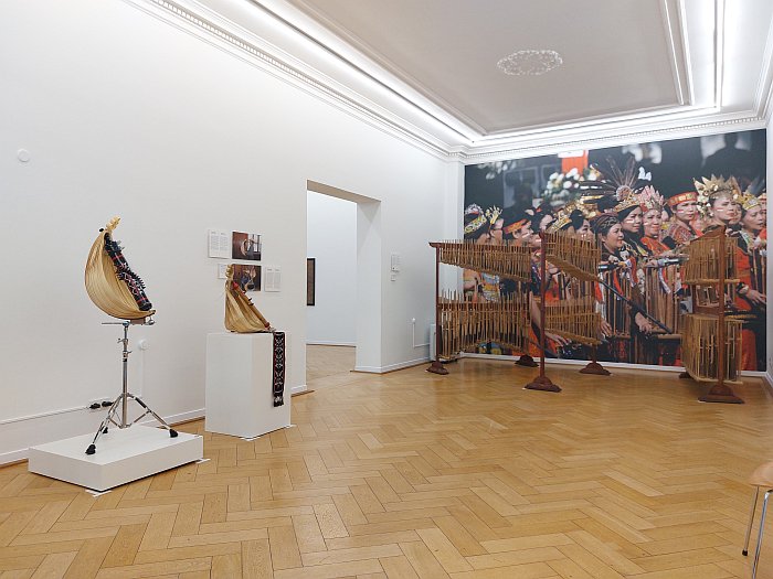 The Indonessian sasando (l) and an Angklung ensemble (r), as seen at Sound Sources. Everything is Music!, Weltkulturen Museum, Frankfurt.