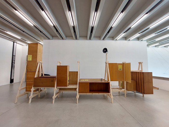 The installation Denkmal über Ehrlickeit by Friedrich von Borries, Jens-Uwe Fischer & Frieder Bohaumilitzky, as seen in the Bauhaus Museum Weimar in context of Bauhaus and National Socialism, Klassik Stiftung Weimar