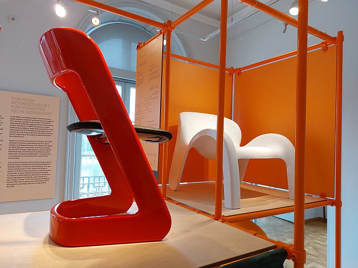 The Lucy folding chair and GN2 lounge chair, both by Peter Ghyczy, as seen at PURe Visions. Plastic Furniture Between East and West, Kunstgewerbemuseum Dresden