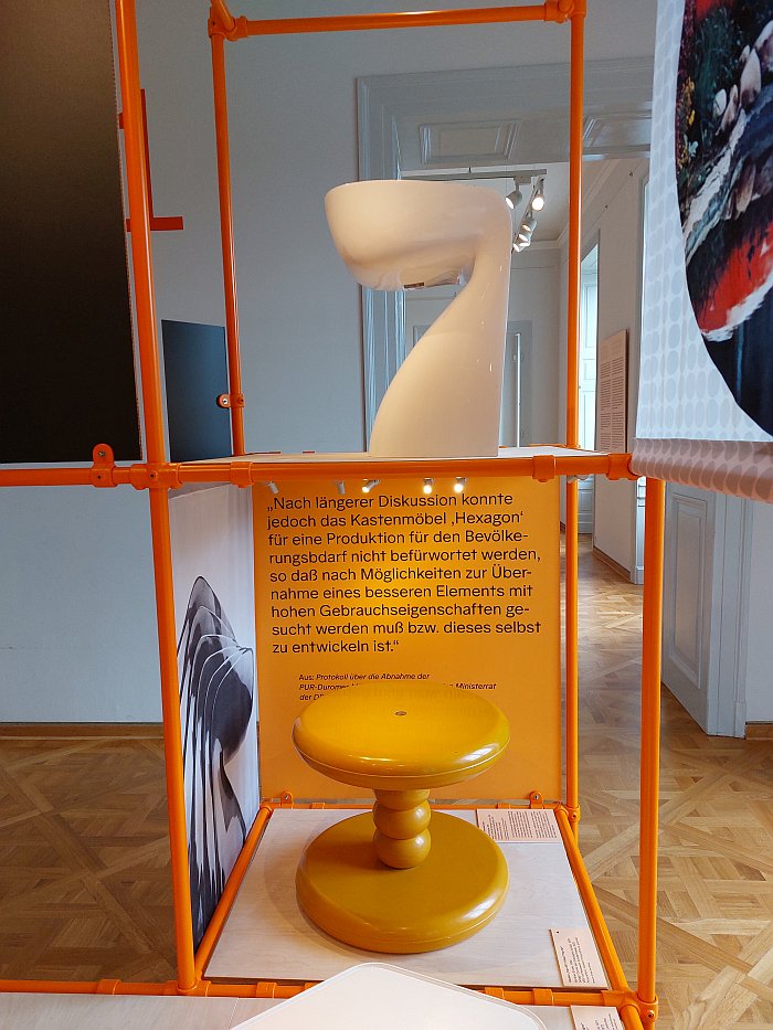 Top-Sit stool by Winfried Staeb (top) and sectional table by Manfred Rathgeber (bottom), as seen at PURe Visions. Plastic Furniture Between East and West, Kunstgewerbemuseum Dresden