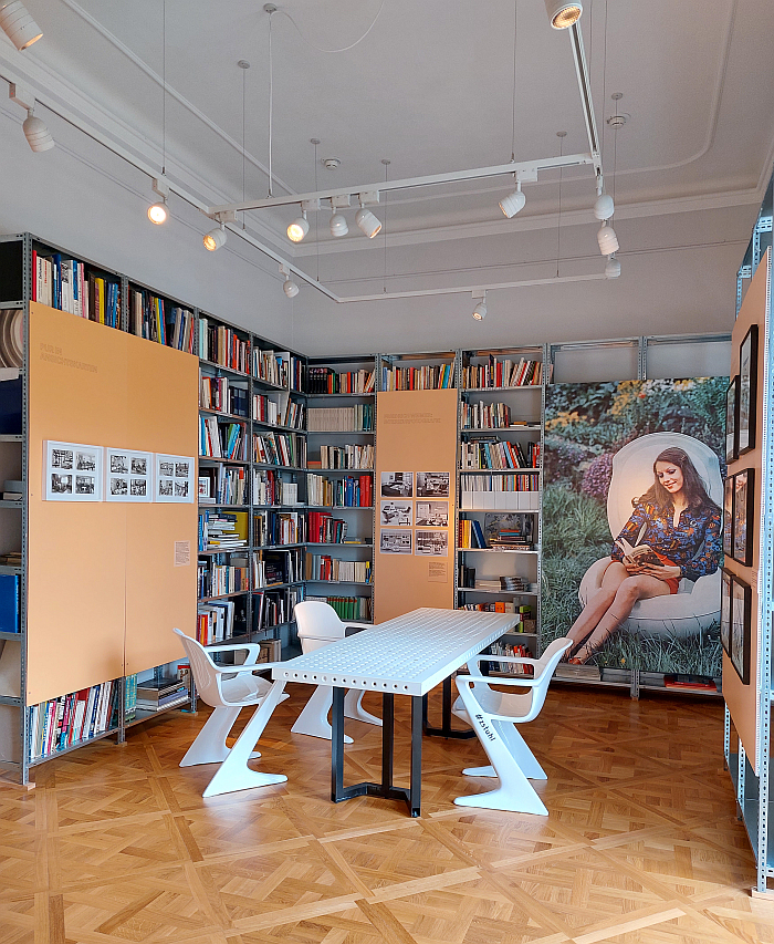 A library occupied by kangaroos...or more accurately the Känguru Stuhl, Kangaroo Chair a.k.a. Z Chair by Ernst Möckl, as seen at PURe Visions. Plastic Furniture Between East and West, Kunstgewerbemuseum Dresden