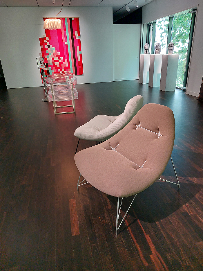 Peach lounge chair by Annabella Hevesi, as seen at Innenraum, Collegium Hungaricum Berlin 