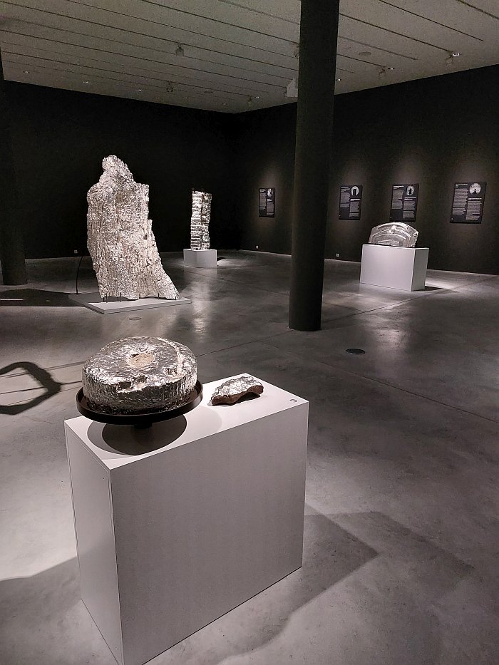 A cast of the quern from the Ozerna cave hideout, as seen at Natalia Romik. Hideouts. Architecture of Survival, Jewish Museum, Frankfurt