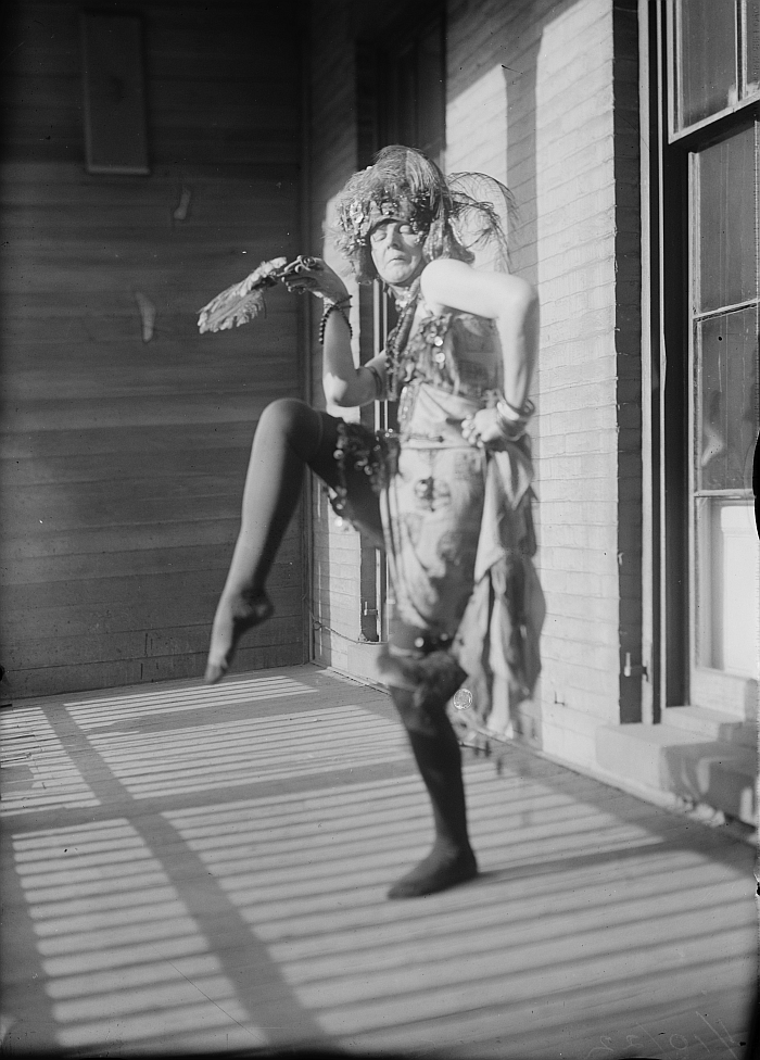 Elsa, Baroness von Freytag-Loringhoven, ca. 1922 (Photo © Library of Congress, Washington, LC-B25677-2 courtesy Arp Museum, Rolandseck)