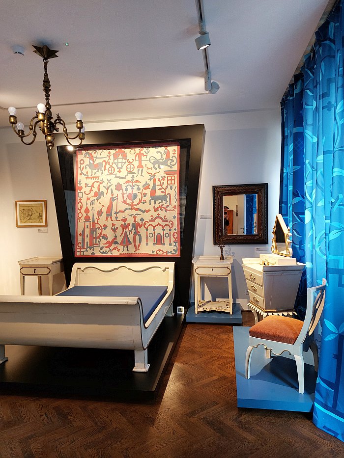 Kaesz Gyula and Lukáts Kató's 1925 bedroom featuring a tapestry by Lukáts, as seen in Kaesz Homes 1925-1960. The homes of designer couple Kaesz Gyula and Lukáts Kató, Walter Rózsi Villa, Budapest