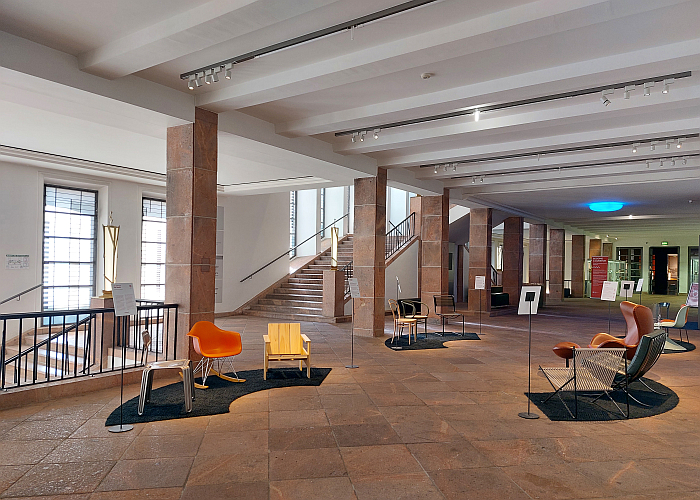 The Grassi Museum staircase with its window by Josef and Anni Albers as backdrop to Stühle zum (Be)Sitzen, a smow Pop-up, Grassi Museum für Angewandte Kunst, Leipzig