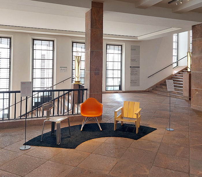 Pressed Chair by Harry Thaler (l), RAR by Charles and Ray Eames (m) and Crate Chair by Gerrit T. Rietveld (r), as seen at Stühle zum (Be)Sitzen, a smow Pop-up, Grassi Museum für Angewandte Kunst, Leipzig