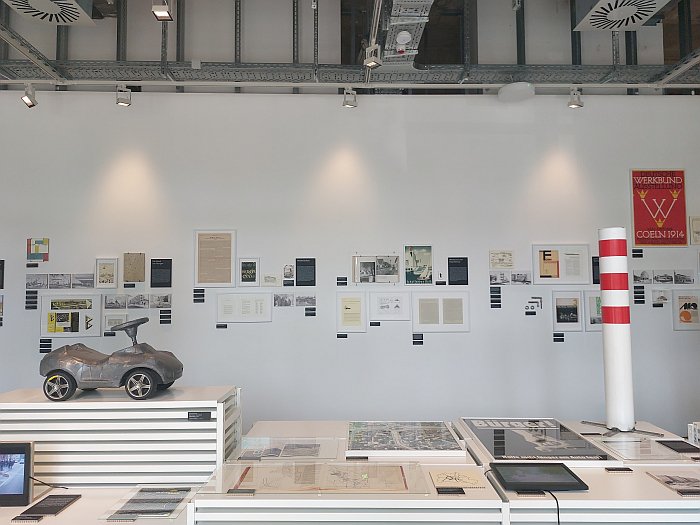 Part of the chapter Cars and Asphalt, as seen at Profitopolis or the Condition of the City, Werkbundarchiv Museum der Dinge, Berlin