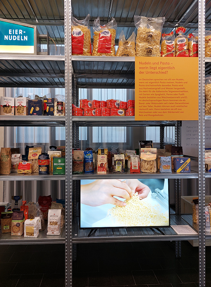 Knitting Noodles by Cynthia Delaney Suwito amongst a selection of possible raw materials, as seen at al dente. Pasta & Design, HfG-Archiv Ulm